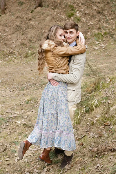 Couple in love. Autumn Park. Walk in kantristile . — Stock Photo, Image