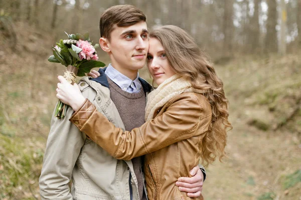 Couple in love. Autumn Park. Walk in kantristile . — Stock Photo, Image