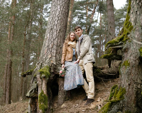 Couple in love. Autumn Park. Walk in kantristile . — Stock Photo, Image