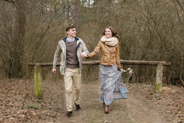 Paar verliefd. Herfst Park. Wandeling in kantristile . — Stockfoto