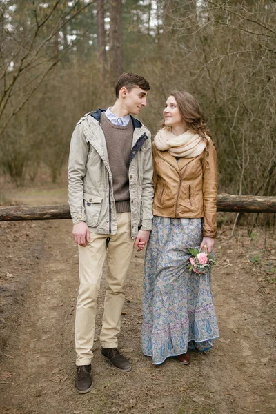 Paar verliefd. Herfst Park. Wandeling in kantristile . — Stockfoto