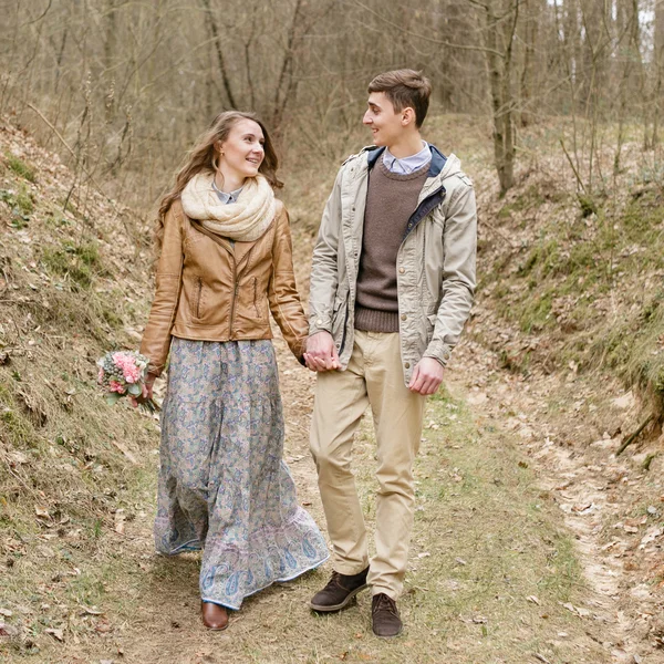 Couple in love. Autumn Park. Walk in kantristile . — Stock Photo, Image