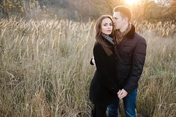 Pareja en el parque de otoño —  Fotos de Stock