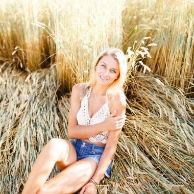 Çekici sarışın yürüyüş ve yaz da çavdar alan poz