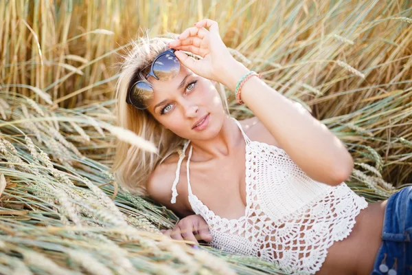 Loira atraente andando e posando em um campo de centeio no verão da — Fotografia de Stock