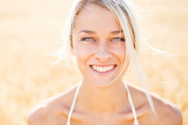 Çekici sarışın yürüyüş ve yaz da çavdar alan poz