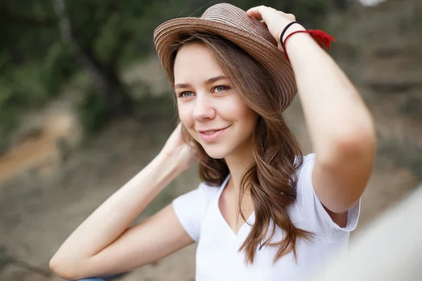 Young girl on the beach forest letom.Naturalnaya beauty and fash — Stock Photo, Image