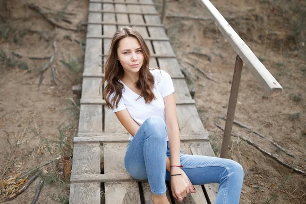 Young girl on the beach forest letom.Naturalnaya beauty and fash — Stockfoto