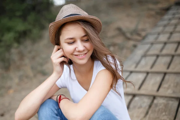 Young girl on the beach forest letom.Naturalnaya beauty and fash — Stock Fotó