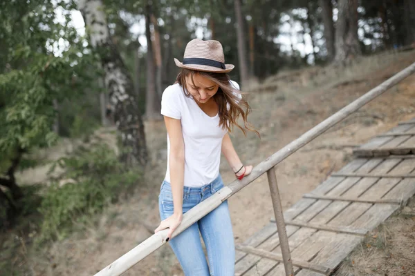 Young girl on the beach forest letom.Naturalnaya beauty and fash — Stok fotoğraf