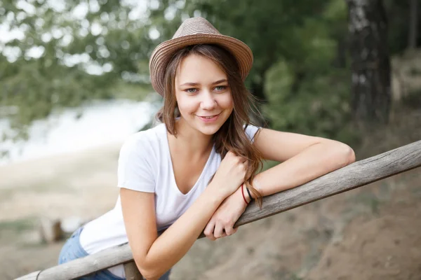 Young girl on the beach forest letom.Naturalnaya beauty and fash — Stock Photo, Image