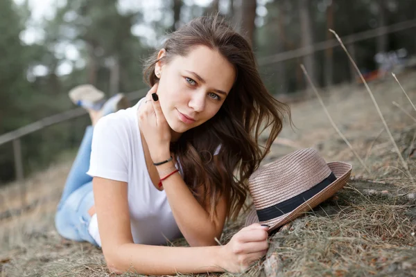 Junges Mädchen am Strand Wald letom.naturalnaya Schönheit und Fash — Stockfoto