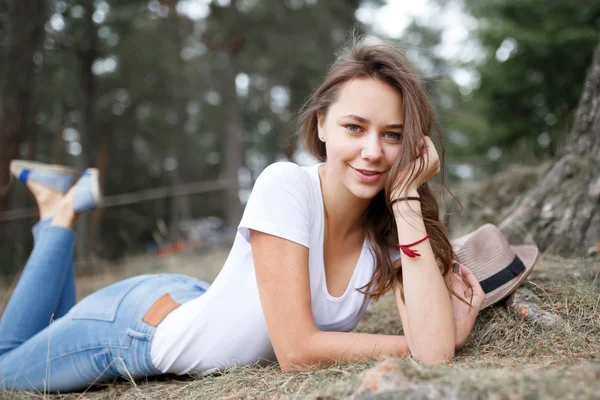 Young girl on the beach forest letom.Naturalnaya beauty and fash