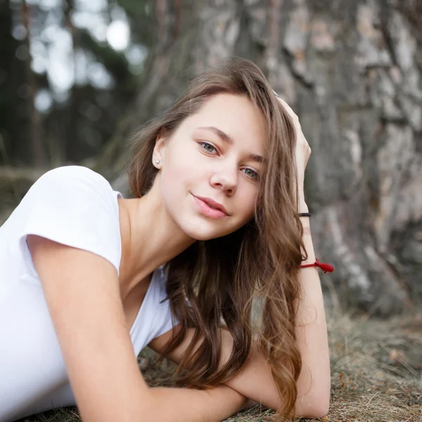 Young girl on the beach forest letom.Naturalnaya beauty and fash — Stock Photo, Image