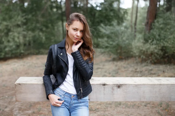 Beautiful fashionable woman in a forest walk. — Stockfoto