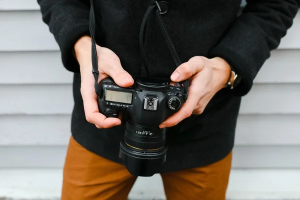 Fotograf på promenad med en professionell kamera — Stockfoto
