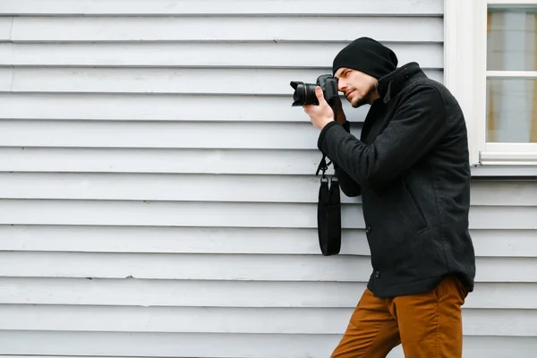 Fotograf på promenad med en professionell kamera — Stockfoto