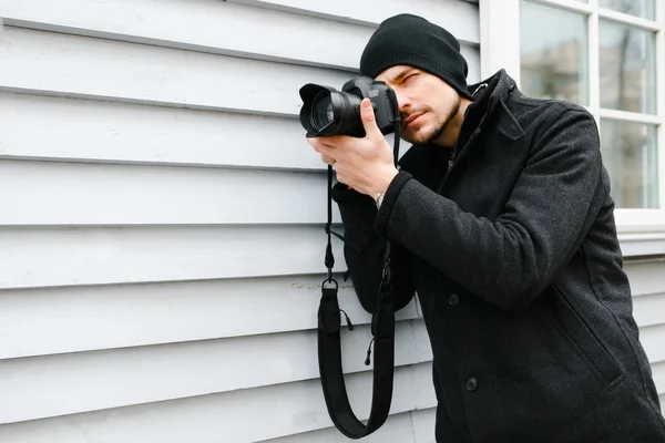 Fotograf na spacer z aparatem profesjonalnym — Zdjęcie stockowe