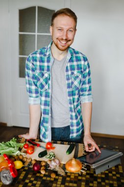 genç adam ev mutfak pişirme