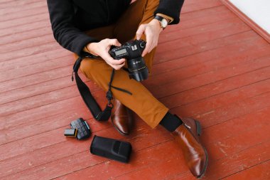 Fotoğrafçı profesyonel bir fotoğraf ile yürüyüşte