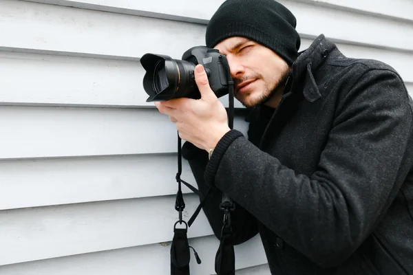 Fotograf na spacer z aparatem profesjonalnym — Zdjęcie stockowe