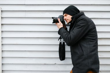 Fotoğrafçı profesyonel bir fotoğraf ile yürüyüşte