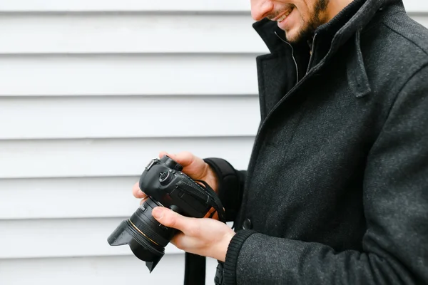 Fotograf på promenad med en professionell kamera — Stockfoto