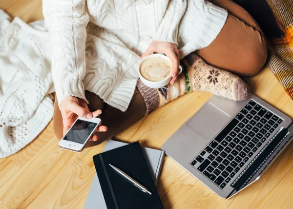 Kız ve onu sabah evin şeylerle