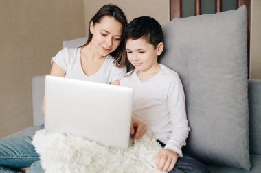 Kardeş birlikte evde gülüyor