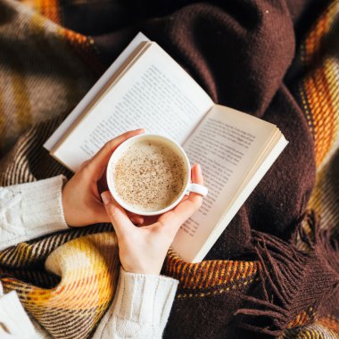 Kız ve onu sabah evin şeylerle