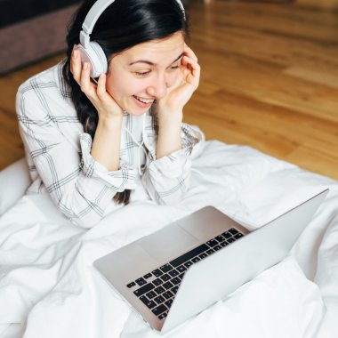 Kız ve onu sabah evin şeylerle