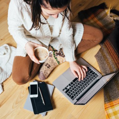 Kız ve onu sabah evin şeylerle