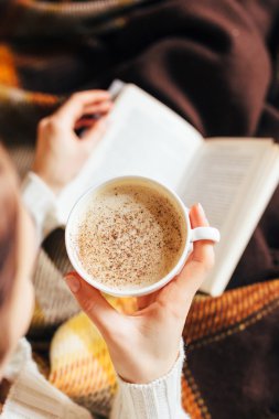 Kız ve onu sabah evin şeylerle