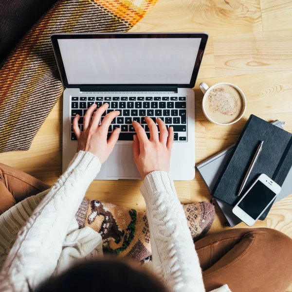 Kız ve onu sabah evin şeylerle