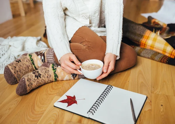 Chica y su mañana de la casa con cosas — Foto de Stock