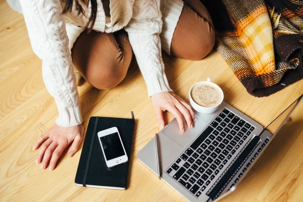 Kız ve onu sabah evin şeylerle