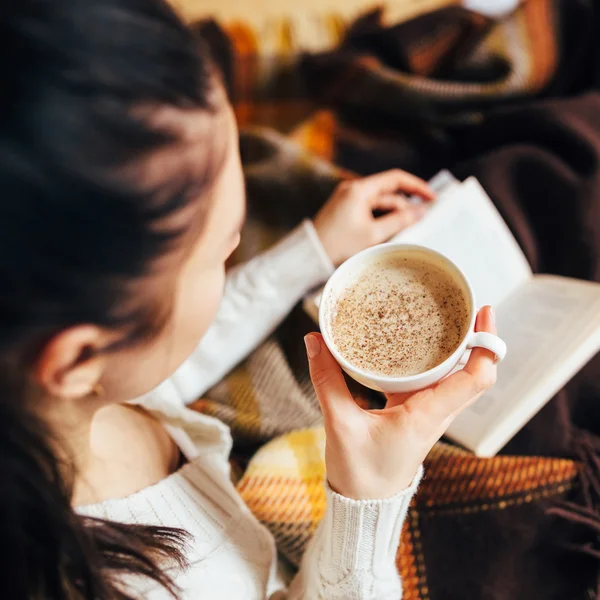 Ragazza e la sua mattina di casa con le cose — Foto Stock