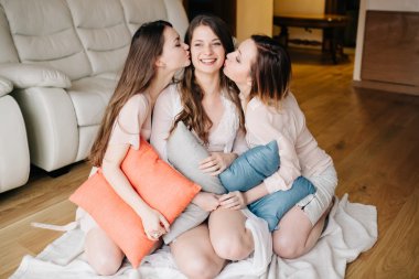 Üç çekici kız geçirdiği evde birlikte vakit