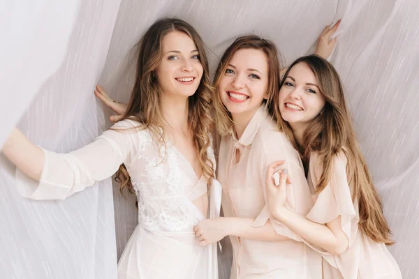 Tre vackra flickvänner tillbringar tid tillsammans hemma — Stockfoto