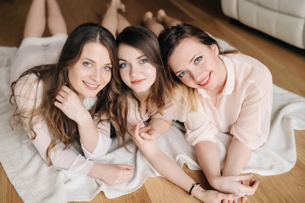 Tre vackra flickvänner tillbringar tid tillsammans hemma — Stockfoto