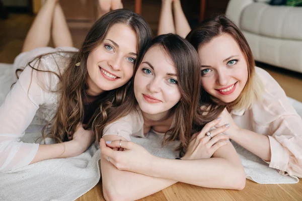 Üç çekici kız geçirdiği evde birlikte vakit