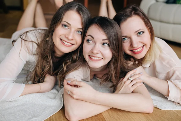 Three attractive girlfriends spends time together at home — Stock Photo, Image