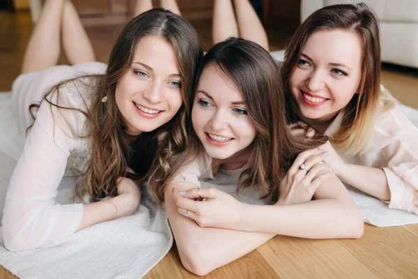 3 매력적인 여자 친구 집에서 함께 시간을 소요 — 스톡 사진