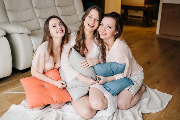 Three attractive girlfriends spends  time together at home — Stock Photo, Image