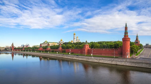 Kremlin van Moskou bij dageraad, Kremlin Embankment — Stockfoto