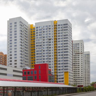 Çok öykülü yeni modern apartman mavi gökyüzü. Şık oturma blok daireler