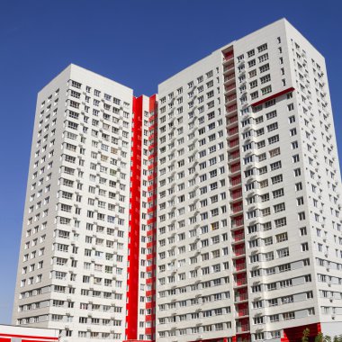 Çok öykülü yeni modern apartman mavi gökyüzü. Şık oturma blok daireler