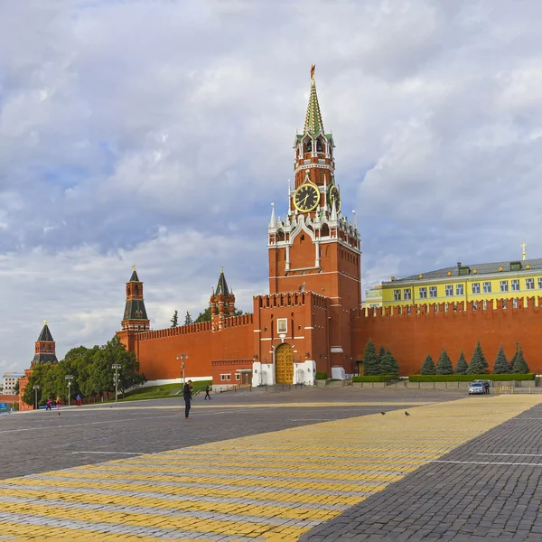 Kremlin van Moskou, Spasskaya Tower, Rode plein bij dageraad — Stockfoto