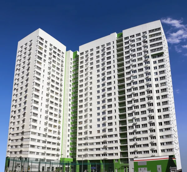 Çok öykülü yeni modern apartman mavi gökyüzü. Şık oturma blok daireler