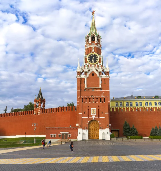 Московский Кремль, Красная площадь, Спасская башня на рассвете Лицензионные Стоковые Изображения